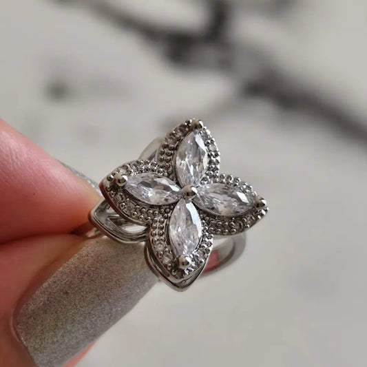 Tendance bijou : la bague fleur, symbole de douceur et d’élégance